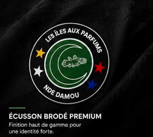 Maillot vert col polo Prestige – HÉRITAGE Les Îles aux Parfums Comores